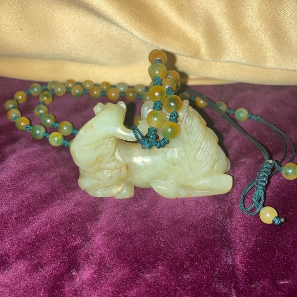 Chinese jade carving of a reclining horse with a monkey on it's back, see video - Picture 4 of 13